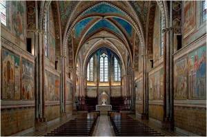 Basílica de São Francisco de Assis, onde se situa o primeiro ciclo de afrescos de Giotto dedicados a São Francisco. (Comparar o amplo espaço da nave central da igreja com o espaço exíguo da Capela Bardi)